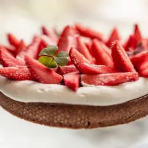 Tarte aux fraises et fleur de sureau